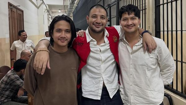 Saudara Selamanya, Ammar Zoni Tersenyum Dalam Rangkulan Dua Adik