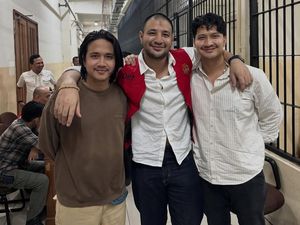 Saudara Selamanya, Ammar Zoni Tersenyum Dalam Rangkulan Dua Adik