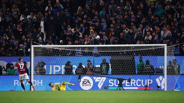 Soccer Football - Supercoppa Italiana - Semi Final - Bologna v Inter Milan - Al Awwal Park, Riyadh, Saudi Arabia - December 19, 2025 Bologna's Riccardo Orsolini celebrates scoring their first goal with Nikola Moro and Emil Holm REUTERS/Guglielmo Mangiapane