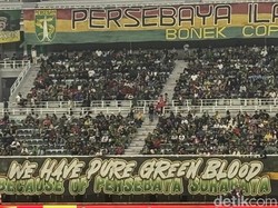 Diguyur Hujan, Bonek Tetap Padati Stadion GBT Saat Lawan Borneo FC