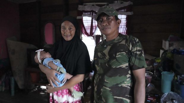 Di tengah banjir yang terus meninggi hingga lebih dari empat meter, Sertu Giman Saputra berulang kali berenang melawan arus deras untuk menyelamatkan warga yang terjebak di Kecamatan Karangbaru, Kabupaten Aceh Tamiang. Tanpa perahu dan peralatan evakuasi, Babinsa Koramil 02 Karangbaru, Kodim 0117 Aceh Tamiang itu mengevakuasi sedikitnya 20 warga, termasuk bayi dan balita.
