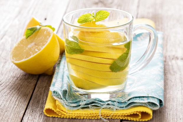 Kombinasi teh hijau dan lemon dikenal efektif sebagai minuman detoks yang membantu metabolisme dan pembakaran lemak secara alami.