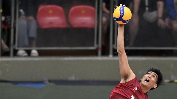 Pevoli Indonesia Rivan Nurmulki melakukan servis ke arah tim voli Thailand  dalam final voli putra SEA Games 2025 di Hua Mak Indoor Stadium Ramkhamhaeng Rd, Hua Mak, Bang Kapi, Bangkok, Thailand, Jumat (19/12/2025). Indonesia meraih medali perak setelah kalah dari Thailand dengan skor 3-2 (25-20, 16-25, 25-23, 23-25, 15-12). ANTARA FOTO/Nova Wahyudi