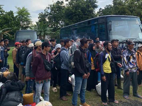 Warga Jawa Tengah yang terdampak bencana di Sumatera dan berhasil dipulangkan Pemerintah Provinsi Jateng. Foto diunggah Sabtu (20/12/2025).