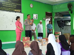 Kapolda Babel Sambangi Panti Jompo dan Panti Asuhan di Pangkalpinang