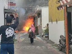 Tangis Wanita di Surabaya Hendak Masuk ke Kobaran Api Saat Gudang Terbakar