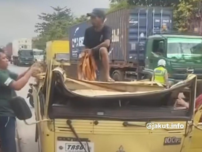 Truk di Jakut Ringsek Tertimpa Muatan Besi, Sopir dan Kernet Tewas Terjepit