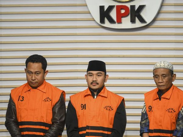 KPK Tahan Bupati Bekasi Ade Kuswara Kunang Tersangka Suap Ijon Proyek