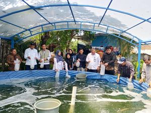 DT Peduli-Pelindo Tebar 100.000 Bibit Udang Windu di Lakkang Makassar