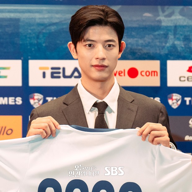 Lomon berperan sebagai bintang sepak bola.