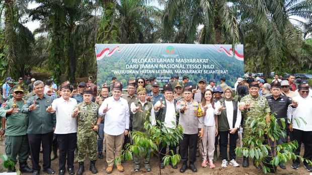 Menhut Raja Juli Antoni hingga Kapolda Riau Irjen Herry Heryawan menyaksikan pelepasan hak tanah masyarakat di Tesso Nilo. Kegiatan ini ditandai dengan penumbangan pohon sawit di lahan TNTN, Sabtu (20/12/2025).
