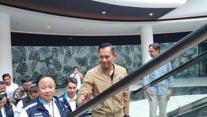 AHY Tinjau Pelabuhan Merak Jelang Libur Nataru, Minta Antisipasi Cuaca Buruk