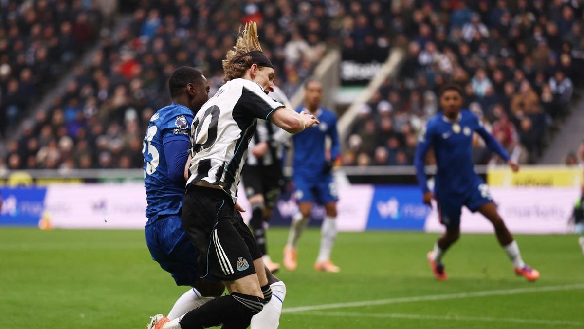 Newcastle United harusnya mendapat penalti saat Anthony Gordon dijatuhkan. (Action Images via Reuters/Lee Smith)