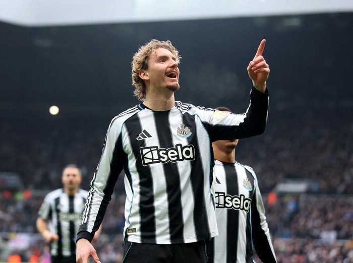 Soccer Football - Premier League - Newcastle United v Chelsea - St. James' Park, Newcastle, Britain - December 20, 2025 Newcastle United's Nick Woltemade celebrates scoring their first goal REUTERS/Scott Heppell EDITORIAL USE ONLY. NO USE WITH UNAUTHORIZED AUDIO, VIDEO, DATA, FIXTURE LISTS, CLUB/LEAGUE LOGOS OR 'LIVE' SERVICES. ONLINE IN-MATCH USE LIMITED TO 120 IMAGES, NO VIDEO EMULATION. NO USE IN BETTING, GAMES OR SINGLE CLUB/LEAGUE/PLAYER PUBLICATIONS. PLEASE CONTACT YOUR ACCOUNT REPRESENTATIVE FOR FURTHER DETAILS..