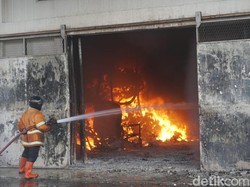 Pabrik Sepatu di Jombang Terbakar Hebat, 5 Truk PMK-40 Personel Dikerahkan