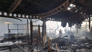 Pabrik Sepatu di Jombang Terbakar gegara Korsleting Listrik