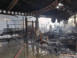 Pabrik Sepatu di Jombang Terbakar gegara Korsleting Listrik