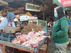 Harga Daging Ayam di Pasar Wage Purwokerto Tembus Rp 42 Ribu