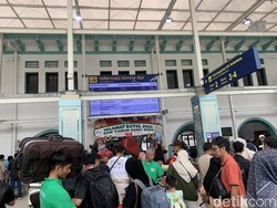 Stasiun Pasar Senen Mulai Dipadati Pemudik Jelang Libur Nataru