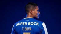 Thiago Silva Resmi Gabung Porto