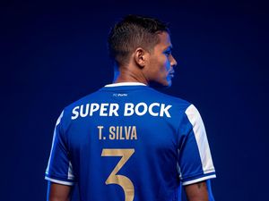 Thiago Silva Menolak Pensiun, Gabung Porto di Usai 41 Tahun-Bidik Piala Dunia