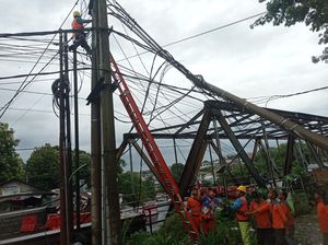 Tiang Listrik Roboh di Jalan RE Martadinata Bogor, Lalin Ditutup Sementara