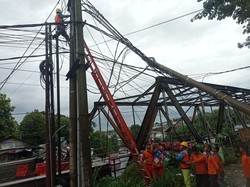 Tiang Listrik Roboh di Jalan RE Martadinata Bogor, Lalin Ditutup Sementara