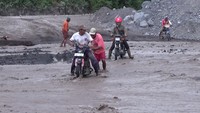 Banjir Lahar, Warga Lumajang Nekat Seberangi Sungai Regoyo