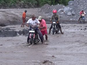 Banjir Lahar, Warga Lumajang Nekat Seberangi Sungai Regoyo