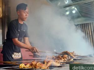 Mencicipi Lezatnya Bakakak Ayam Kampung di Tengah Sejuknya Lembang