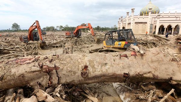 Alat Berat Dikerahkan Bersihkan Sisa Banjir Bandang di Aceh Tamiang