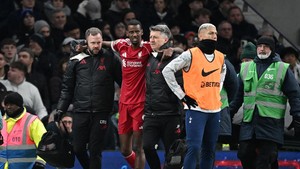 Video: Alexander Isak Cedera Berat, Slot Kritik Tekel Bek Tottenham