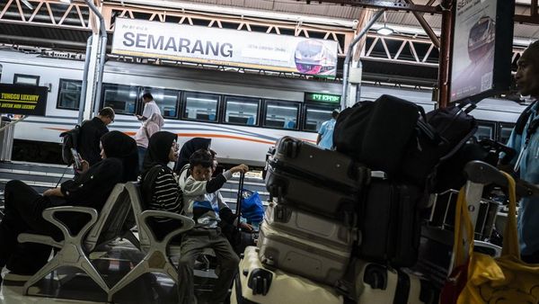 Arus Libur Akhir Tahun Mulai Terasa di Stasiun Tawang Semarang