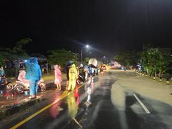 Jalur Pantura Tuban Banjir Bandang, Kemacetan Mengular