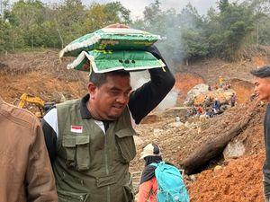 Akses Darat Terputus, Kemenag Aceh Besar Panggul 3 Ton Bantuan ke Gayo