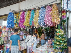 Jelang Natal 2025, Warga Medan Berburu Pernak-Pernik Dekorasi di Pusat Pasar