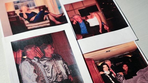 Bukti foto nan dirilis Departemen Kehakiman AS menunjukkan mantan presiden Bill Clinton hingga Michael Jackson bagian dari social circle penjahat seks Jeffrey Epstein. (via REUTERS/U.S. Justice Department)