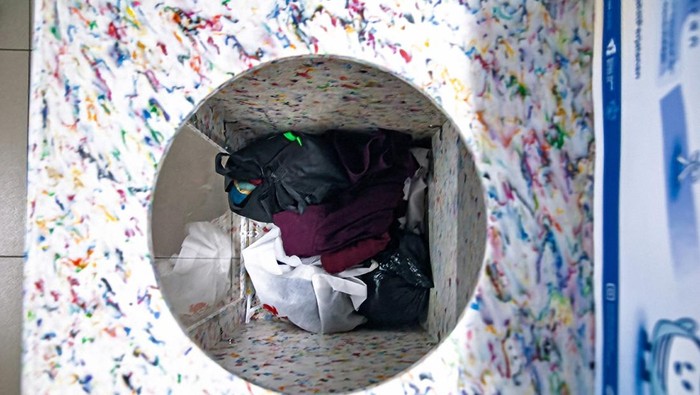 Perjalanan Kedua Pakaian Bekas di MRT