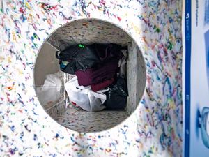 Perjalanan Kedua Pakaian Bekas di MRT