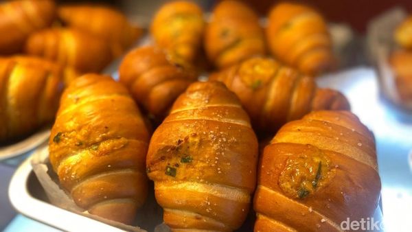 Laris Manis! Ini Salt Bread Salmon Mentai yang Hits di Blok M