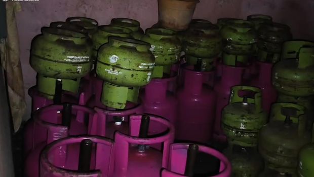 Foto: Polsek Cileungsi gerebek kontrakan disulap jadi tempat pengoplosan Gas bersubsidi di Cileungsi Bogor (dok Polsek Cileungsi)
