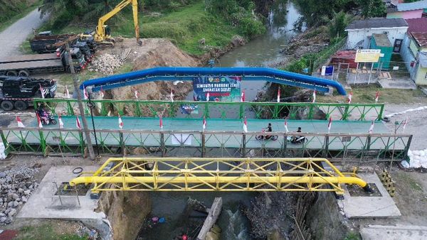Satgas Yon Zipur 11/DW Bareng Dinas PU Selesaikan Jembatan Super Compact 200