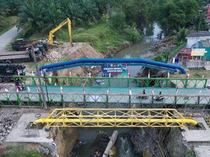 Satgas Yon Zipur 11/DW Bareng Dinas PU Selesaikan Jembatan Super Compact 200