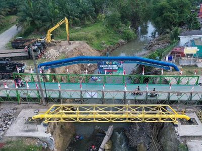 Satgas Yon Zipur 11/DW Bareng Dinas PU Selesaikan Jembatan Super Compact 200