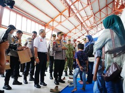 Kapolri Cek Kesiapan Nataru di Stasiun Tawang, Sapa Pemudik-Bagi Bingkisan