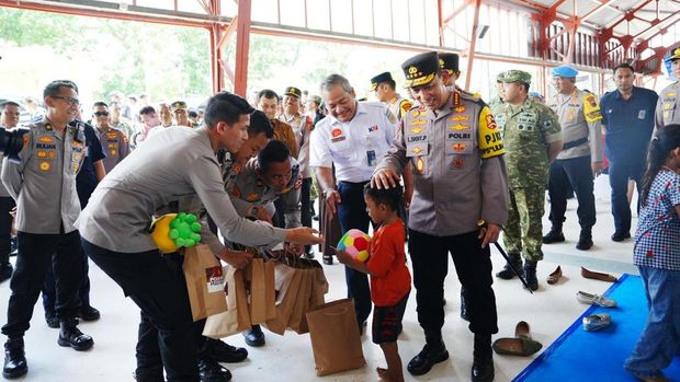 Kapolri Cek Kesiapan Nataru di Stasiun Tawang, Sapa Pemudik-Bagi Bingkisan