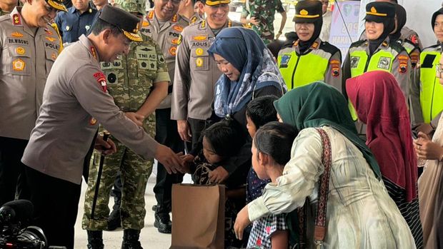 Kapolri Cek Kesiapan Nataru di Stasiun Tawang, Sapa Pemudik-Bagi Bingkisan