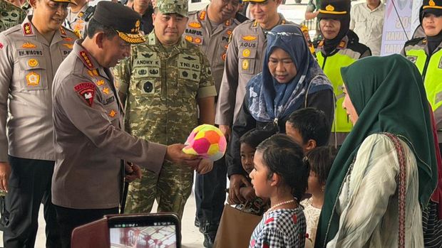 Kapolri Cek Kesiapan Nataru di Stasiun Tawang, Sapa Pemudik-Bagi Bingkisan