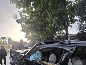 Camry Tabrak Minibus hingga Ringsek, 9 Orang Luka