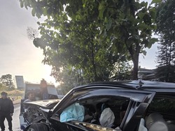 Camry Tabrak Minibus hingga Ringsek, 9 Orang Luka